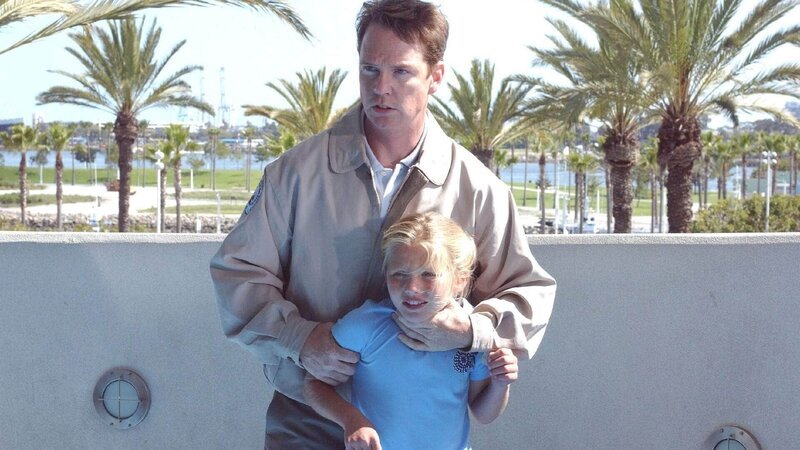 Der skrupellose Kinderschänder Stewart Otis (William O’Leary) hat sein nächstes Opfer in seine Gewalt gebracht. – Bild: TVNOW /​ CBS