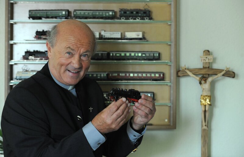 Pfarrer Kurz (Hans Stadlbauer) ist leidenschaftlicher Sammler von Modelleisenbahnen. – Bild: BR/​Marco Orlando Pichler