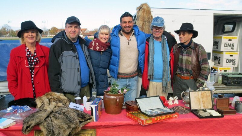 Gruppenbild auf dem Flohmarkt, v.li.n.re.: Luise, Michael, Stefanie, Sükrü Pehlivan, Herbert und Silvio – Bild: RTL II