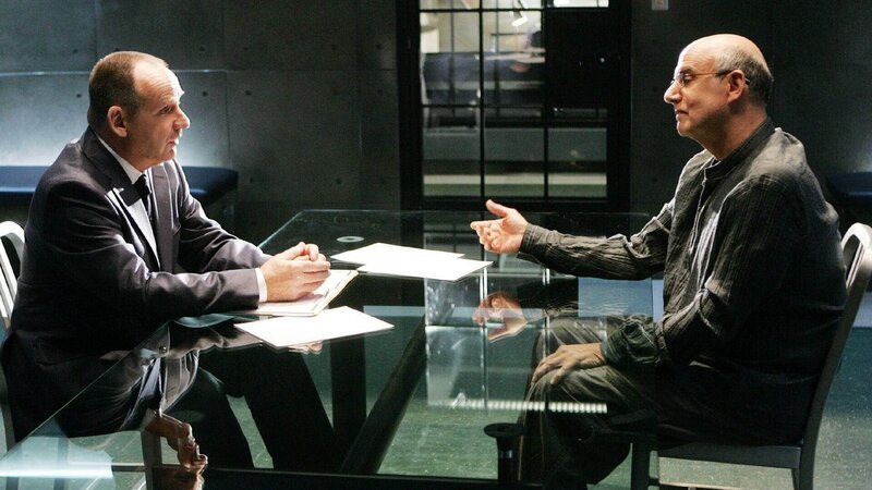 Capt. Brass vernimmt den Künstler Jerzy Skaggs, der sich vor allem durch lebensechte Bilder von Toten einen Namen gemacht hat. Er gerät ins Visier der Ermittler, da er zumindest zwei der Opfer nachweislich kannte. – Bild: Foto: RTL /​ CBS