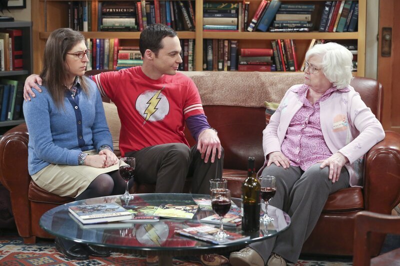 Amys (Mayim Bialik, l.) erste Begegnung mit Sheldons (Jim Parsons, M.) Großmutter Meemaw (June Squibb, r.) verläuft nicht so, wie gehofft … – Bild: HBOH