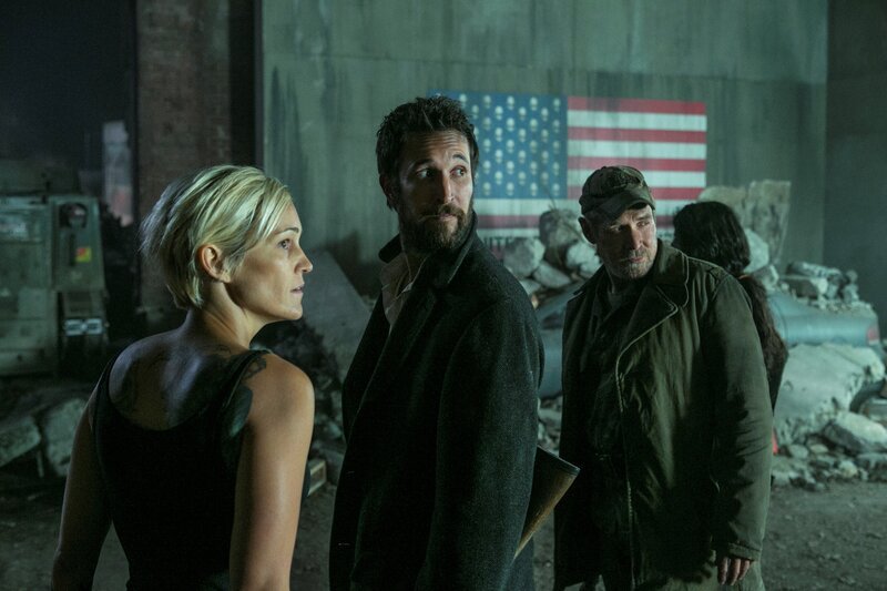 Können Tom (Noah Wyle, M.) und Weaver (Will Patton, r.) die skeptische Soldatin Fisher (Luvia Petersen, l.) mit Hilfe gewaltiger Waffen überzeugen? – Bild: Turner /​ Turner Entertainment Networks, Inc. A Time Warner Company
