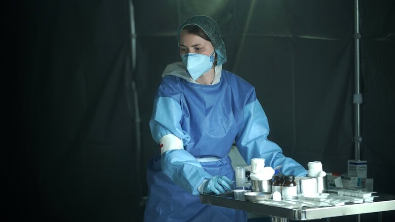 Yvonne (Linda Stockfleth) kümmert sich aufopferungsvoll um die Kranken im Lager. – Bild: ZDF und Syrreal Entertainment/​Stefan Erhard