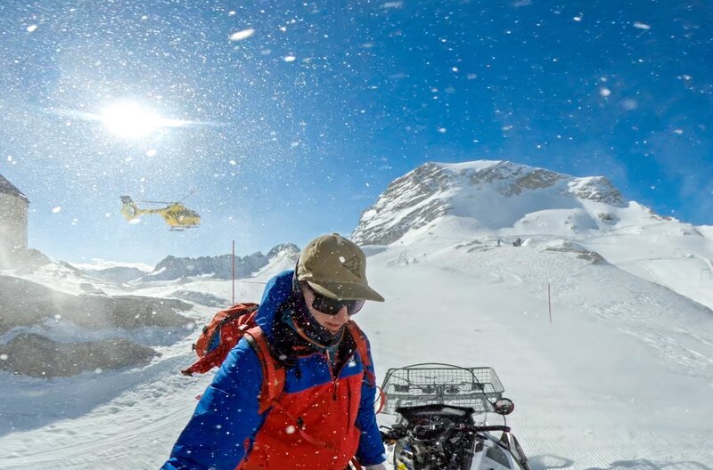 Einsatz im Skigebiet der Bergwacht Grainau. – Bild: BR/​Timeline Production