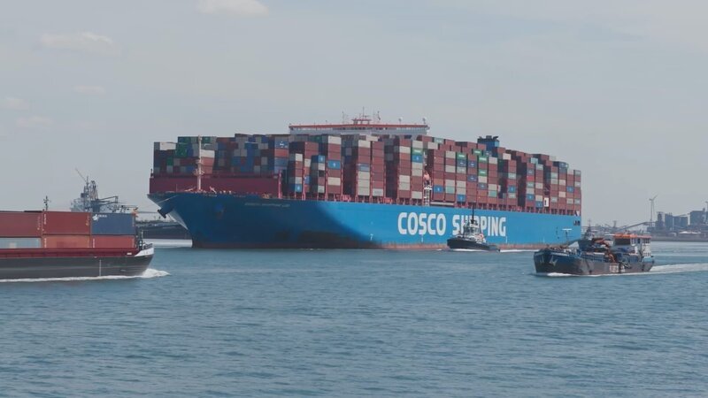Die „China Cosco Shipping Corporation“ betreibt eine der größten Handelsflotten der Welt. Das Unternehmen ist auch Miteigentümer zahlreicher europäischer Häfen. – Bild: ZDF