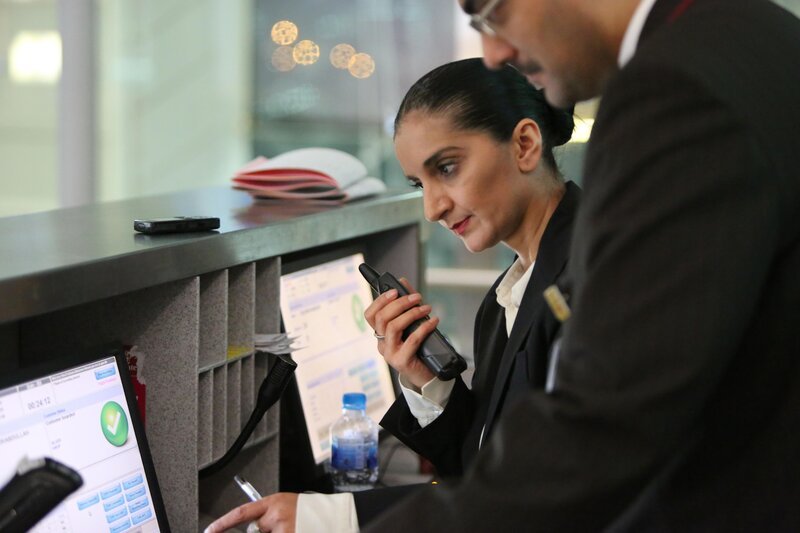 DUBAI – Mel Sabharwal at boarding gate.  (photo credit:  Arrow Media/​John Bonny) – Bild: 2016 NGC Network International, LLC. All rights reserved. Lizenzbild frei