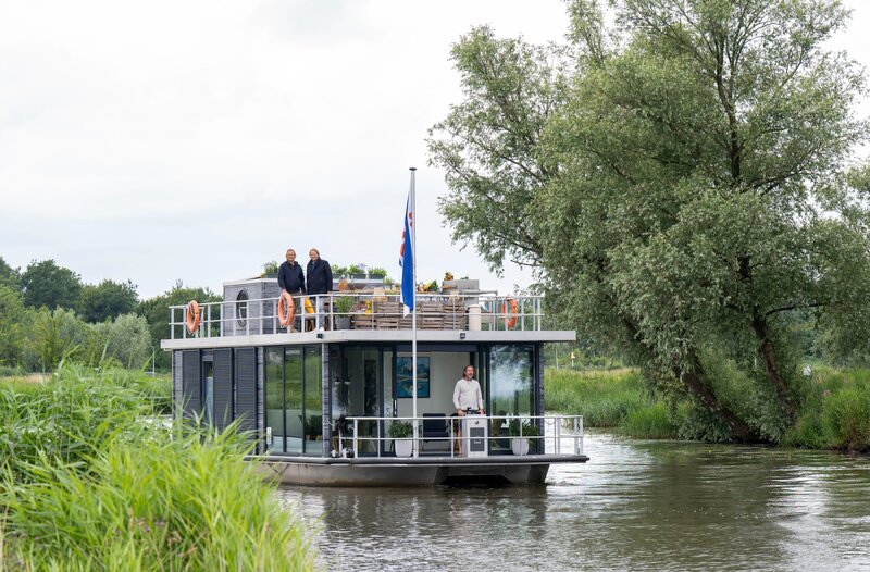 Das Hausboot mit Björn Freitag und Frank Buchholz (oben, links) und Skipper Kai Linnenbrügger legt heute im Hafen von Leeuwarden an. – Bild: WDR/​Melanie Grande