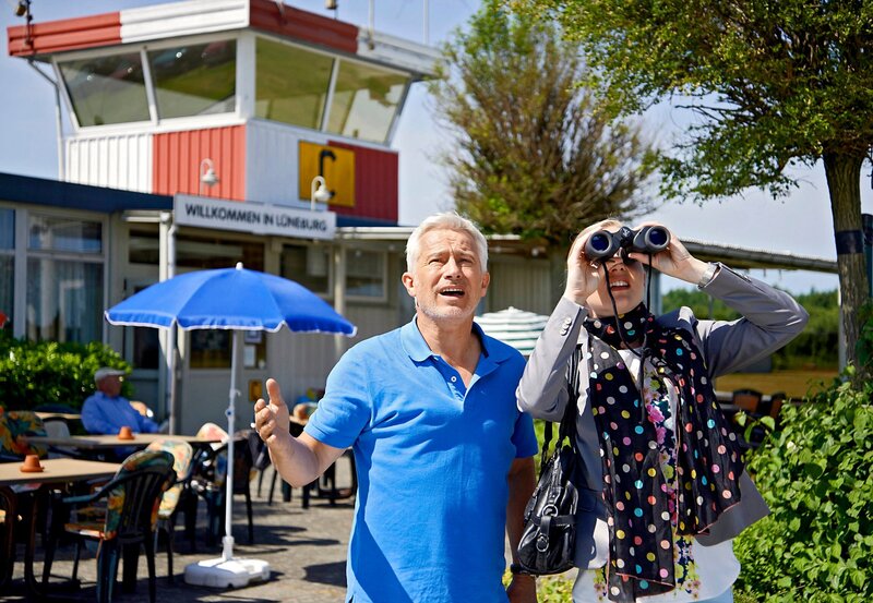 Thomas (Gerry Hungbauer, l.) und Jule (Kim-Sarah Brandts, r.) beobachten Johannas Rundflug besorgt vom Boden aus. – Bild: ARD/​Nicole Manthey