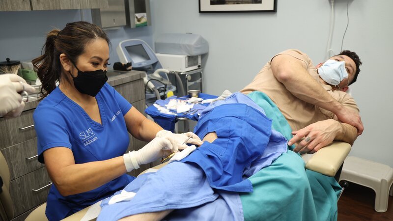 Dr. Sandra Lee works on Alonso Q. procedure, removing lipomas on his leg. – Bild: Warner Bros. Discovery, Inc. or its subsidiaries and affiliates /​ SHANE MARASHI