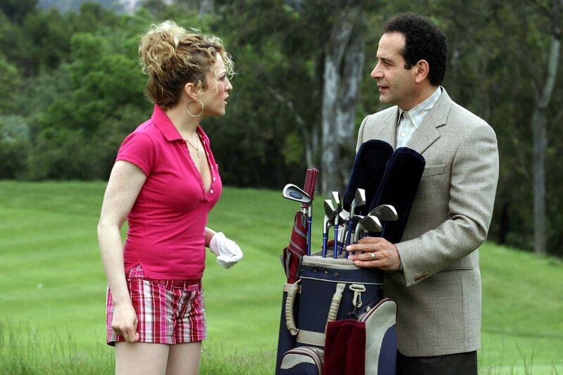 Sharona (Bitty Schram, l.) wird zu einer Partie Golf herausgefordert. Mr. Monk (Tony Shalhoub, r.) stellt sich als Caddie zur Verfügung. – Bild: ORF/​Doug Hyun