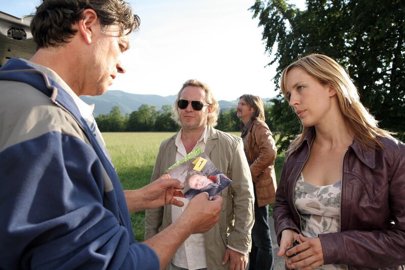 Der Absturz eines Drachenfliegers führt die Soko nach Oberösterreich. Im Bild (v.li.): Günter Barton (Werner Marek), Gregor Seberg (Helmuth Nowak), Stefan Jürgens (Carl Ribarski), Lilian Klebow (Penny Lanz). – Bild: ORF/​Satel-Film/​Petro Dom