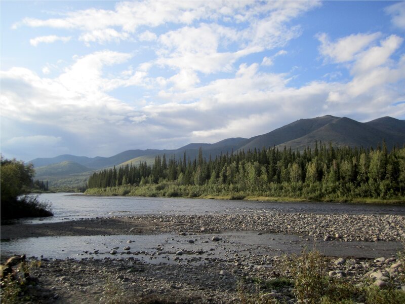 A river running through the rugged landscape of the White Mountains. Charlie Wright and Joey Zuray venture to this territory for a Dall sheep hunt. – Bild: Discovery Communications /​ DCI