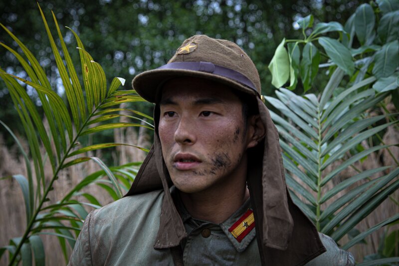 REENACTMENT – 2nd Platoon Leader Genjirou Inui hides behind foliage on Guadalcanal. – Bild: National Geographic