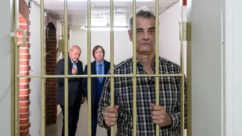 Manni Höch (Heinrich Schafmeister, r.) sitzt hinter Gittern. Gut, dass er Georg Wilsberg (Leonard Lansink, l.) und Ekki Talkötter (Oliver Korittke) seine Freunde nennen kann. Die beiden haben soeben die Kaution für ihn gestellt. – Bild: Thomas Kost /​ ZDF