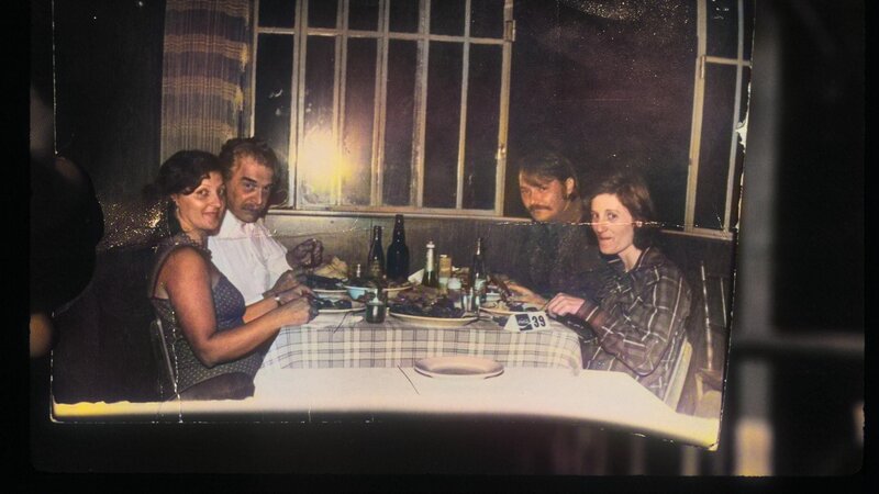 Josef Mengele (2.v.l.) mit Gästen – Bild: RTL