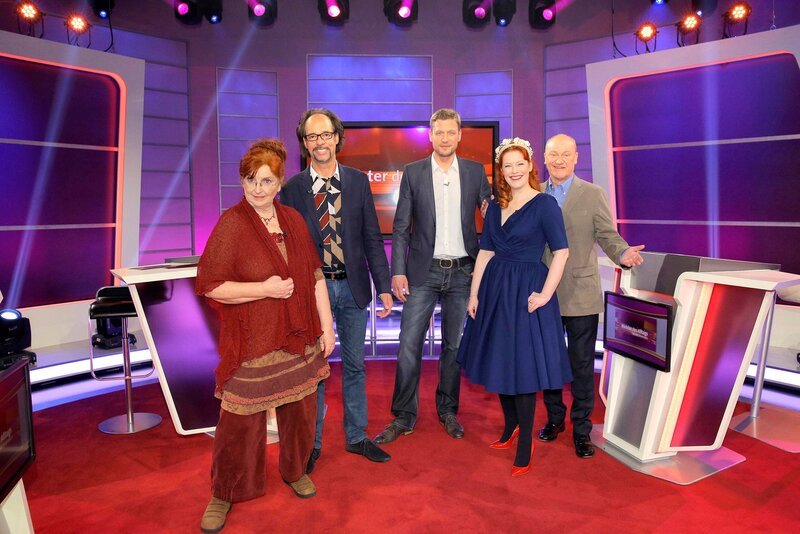 Florian Weber stellt in seinem Wissensquiz „Meister des Alltags“ die Alltagstauglichkeit seiner prominenten Kandidaten auf die Probe. „Meister des Alltags“ spendet seinen Gewinn einem guten Zweck. v.li. Alice Hoffmann, Christoph Sonntag, Florian Weber, Enie van de Meiklokjes und Bodo Bach. – Bild: SWR/​Peter A. Schmidt