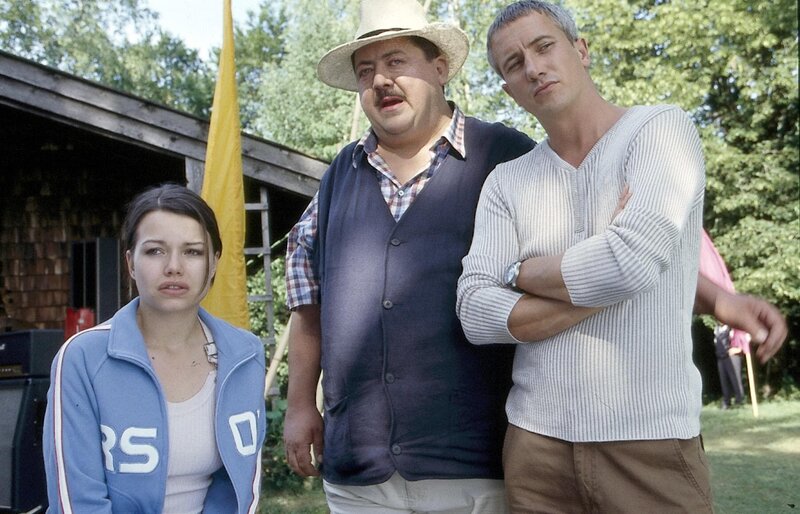 Können die Ermittler Satori (Markus Böker, re.) und Hofer (Joseph Hannesschläger, mi.) der Freundin des toten trauen (Cosma-Shiva Hagen)? – Bild: ORF/​Christian A. Rieger