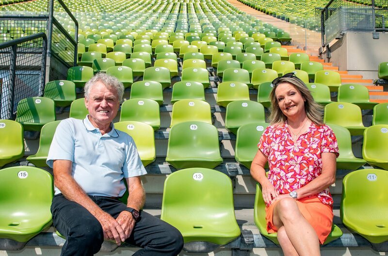 In der Auftaktfolge der neuen Staffel trifft Marianne Kreuzer die Torwartlegende Sepp Maier. Der heute 76-Jährige gewann in seiner Fußball-Karriere alles, was es zu gewinnen gibt, wurde Weltmeister und Europameister. Als ersten Lieblingsort hat der leidenschaftliche Golfer seinen Heimat-Golfclub in Ebersberg gewählt. Dort verrät er zum Beispiel, warum er jahrelang einen Fußball mit ins Bett genommen hat. Weitere Stationen sind das Olympiastadion und das Valentin-Karlstadt-Musäum in München. Seine Fähigkeit, Karl Valentin zu parodieren, ist legendär. Weiteres Bildmaterial finden Sie unter www.br-foto.de. – Bild: BR/​Markus Konvalin