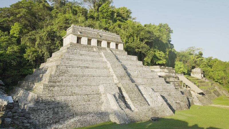 Landschaft des Tempels der Inschriften (Außenansicht des Grabes von König Pakal). Kleinerer Tempel XIII (Grab der Roten Königin) zu seiner Rechten (mit strohgedecktem Eingang). – Bild: Windfall Films Ltd.