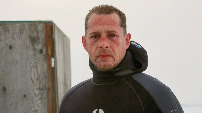Captain Kris Kelly after a dive under the ice. – Bild: Discovery Communications, LLC