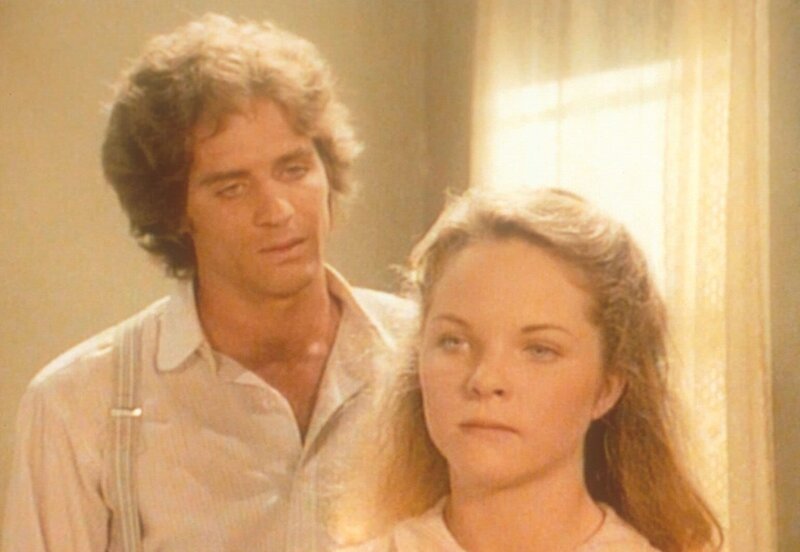 Mary (Melissa Sue Anderson, r.) teilt Adam (Linwood Boomer, l.) mit, dass sie ihn nicht mehr heiraten möchte … – Bild: Sat.1 Gold