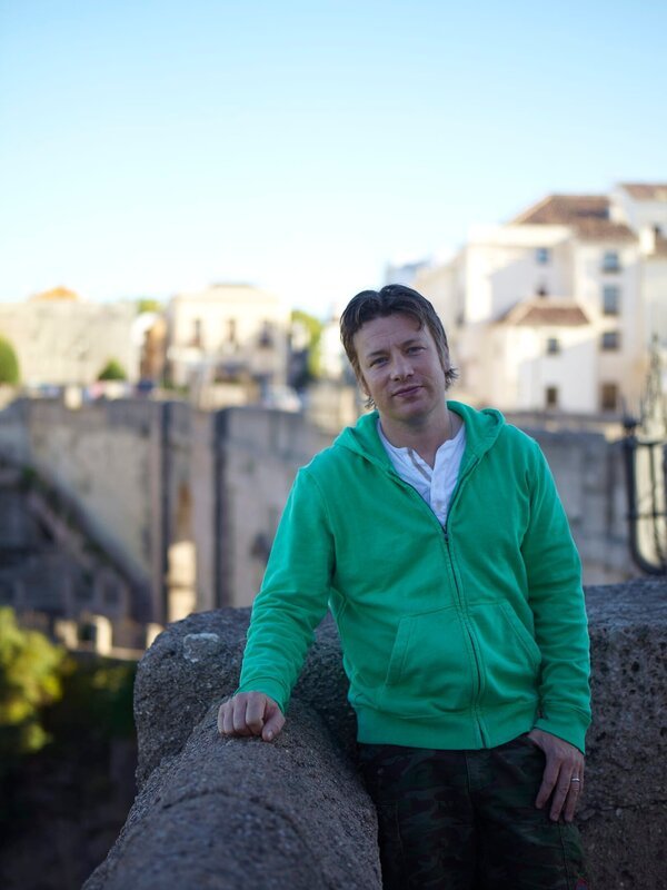 Die Serie mit Jamie Oliver ist ein einziges Abenteuer. In jeder Folge erforscht der Kult-Koch die Küche eines anderen Landes und macht dabei aufregende Entdeckungen. Hier ist er in Andalusien. – Bild: DAVIDLOFTUS