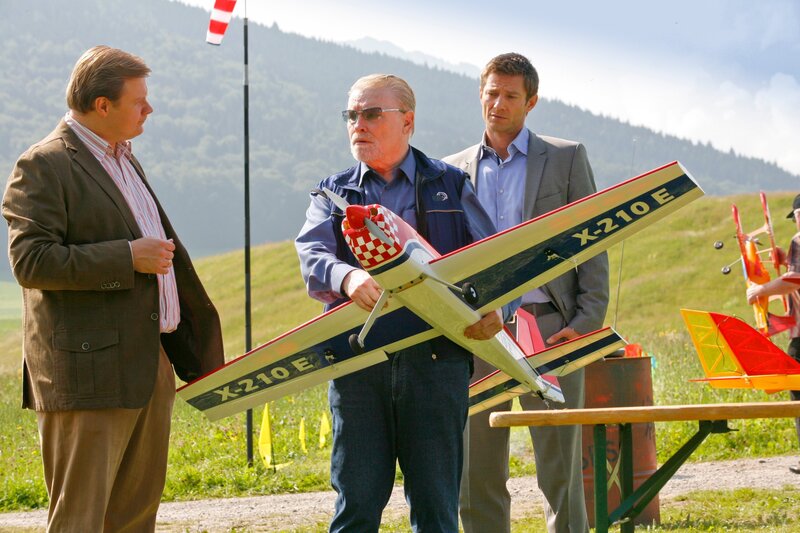 Dass Moritz Hamm (Friedrich Schilha, m.) im Streit einen Vogelschützer erdrosselt hat, trauen Hartl (Michael A. Grimm, l.) und Hansen (Igor Jeftic, r.) dem Modellflieger zu. – Bild: ZDF/​Christian A. Rieger