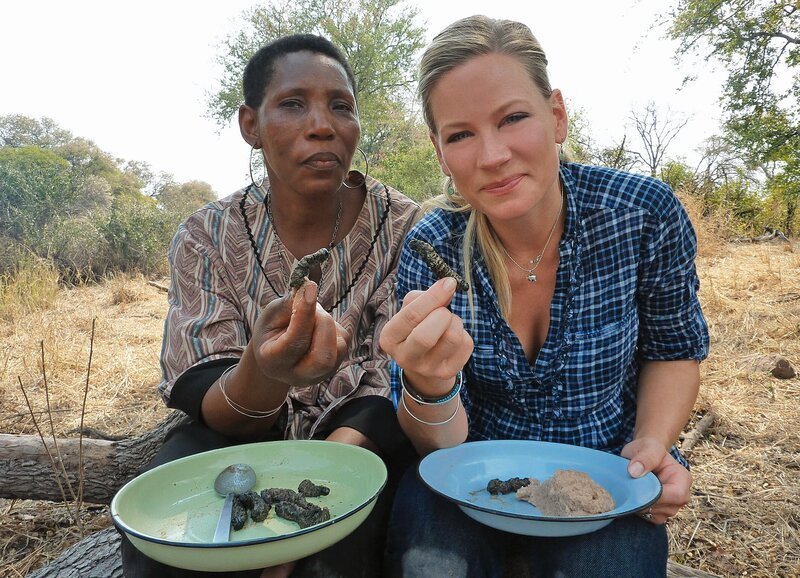 Gemeinsam mit Outshephile Letsine kocht Andrea Jansen Raupen – Bild: SF