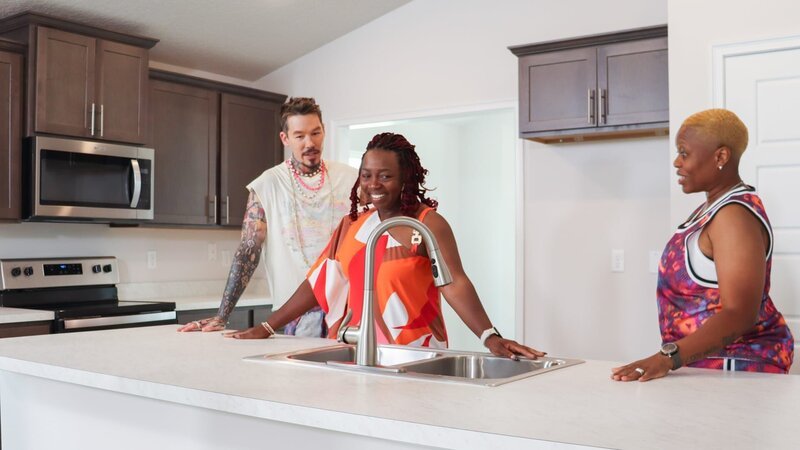 From left to right: Host David Bromstad, Charman Morgan-Davis, and Morgan Davis explore the kitchen of House 3, Queen’s Landing, as seen on My Lottery Dream Home, Season 17. – Bild: Warner Bros. Discovery