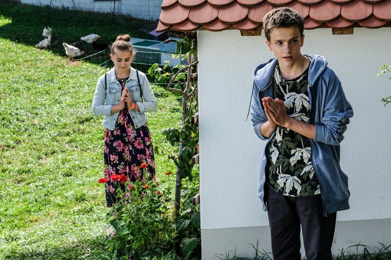 Fee Lochner (Joline Letizia Schwärzler) und Flori (Lino de Greiff). – Bild: Susanne Bernhard /​ BR /​ Filmbüro Münchner Freiheit GmbH