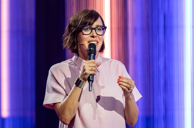 Moderatorin Eva Karl Faltermeier. – Bild: BR/​Redseven Entertainment GmbH/​Marco Nagel