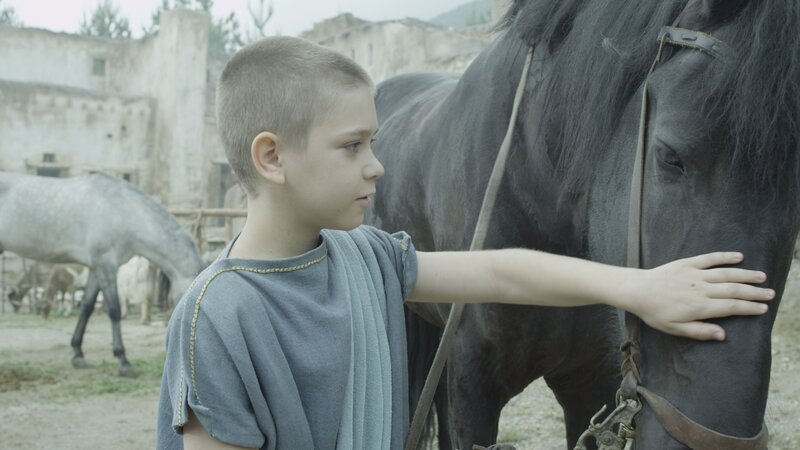 Alexander (Vladi Georgiev) und sein Pferd Bukephalos; die Zähmung des wilden Hengstes soll Alexanders Führungsqualitäten unterstreichen. – Bild: ZDF und Martin Christ