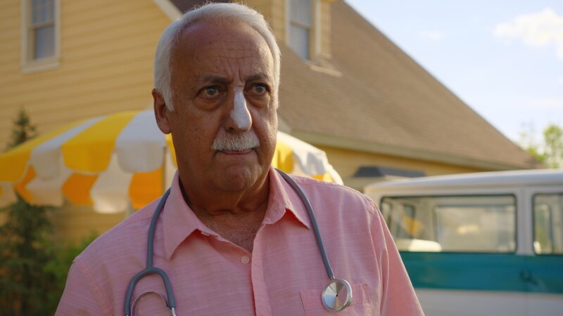 Dr. Simmons (Brian George) – Bild: Paramount