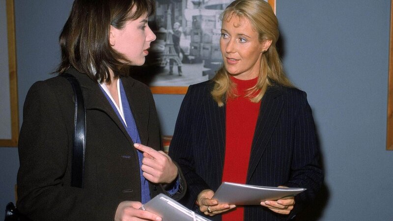 In der Firma des Ermordeten versucht Staatsanwältin Charlotte Glaser (Britta Schmeling) von der Mitarbeiterin Constanze Breitenbach (Alana Bock, li.) etwas über mögliche Motive für den Mord zu erfahren. Im Bild (v.li.): Jens Schäfer (Nico Herbst), Stefan Jürgens (Carl Ribarski), Gregor Seberg (Helmuth Nowak). – Bild: MG RTL D /​ Rolf Baumgartner