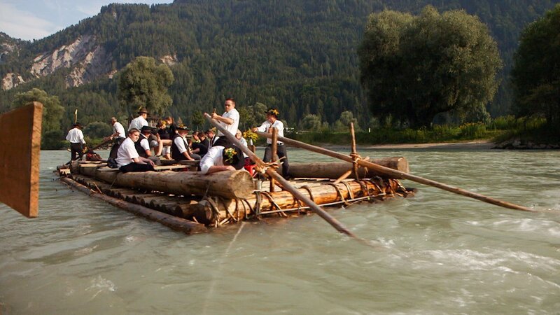 Floßfahrt auf der Drau bei den Oberdrautaler Flößertagen. – Bild: ORF 2