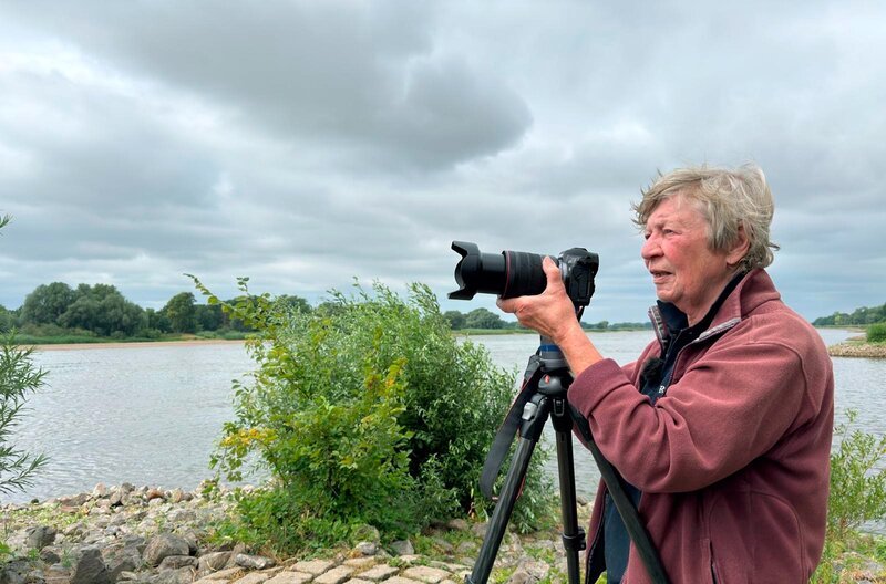 Monika Iburg ist Naturfotografin und Betreiberin eines Wohnmobilstellplatzes. – Bild: NDR/​Melina Peiter