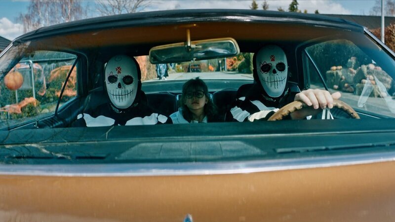 Die beiden genau gleich verkleideten Trickdiebe haben Petra (Hannah Glem Zeuthen, M.) gekidnappt. Sie hat sie bei einem ihrer Einbrüche erwischt. – Bild: ZDF/​CopenhagenBomgayPR