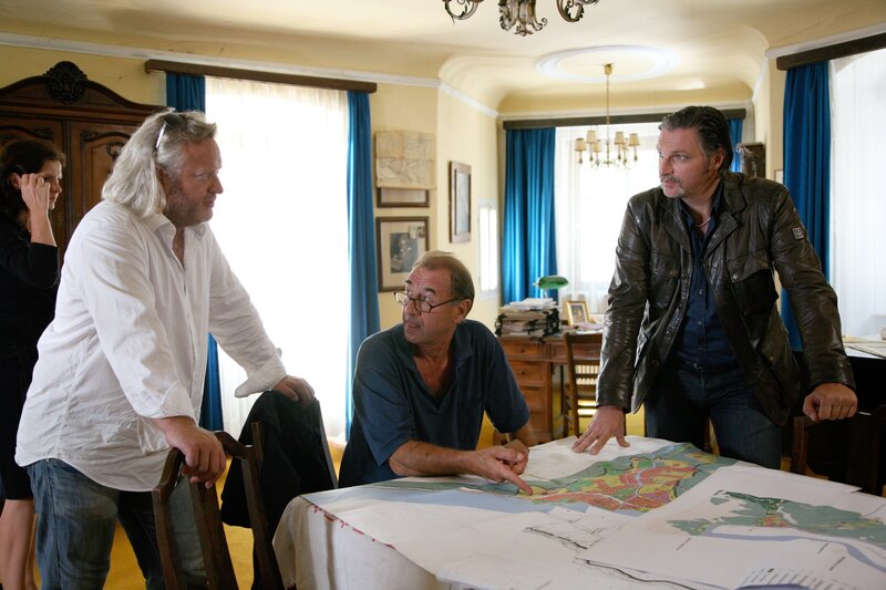 (v.li.): Ulli Maier (Konstanze Hellmann), Gregor Seberg (Helmuth Nowak), Dietrich Siegl (Oberst Otto Dirnberger), Stefan Jürgens (Carl Ribarski). – Bild: ORF/​SATEL-Film/​Stefan Haring