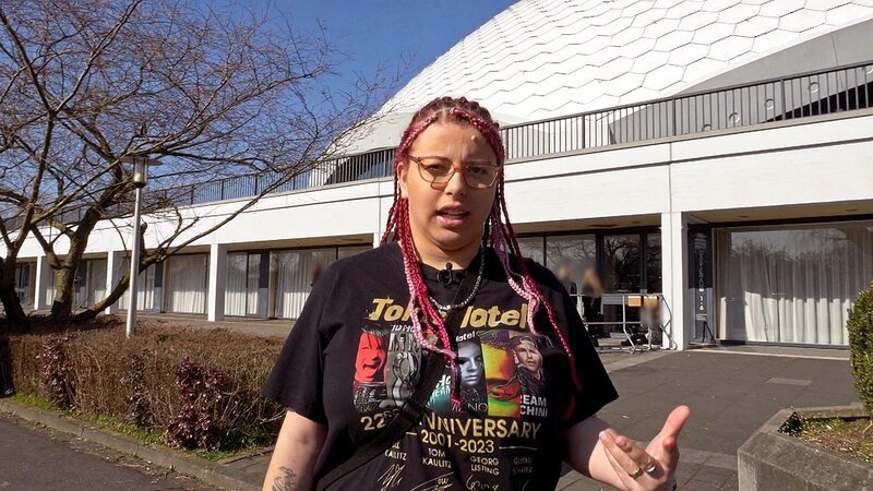 Leann freut sich auf das Tokio Hotel Konzert in Frankfurt. Sie hat ein VIP-Ticket und erhält früheren Einlass sowie einige besondere Momente, darunter ein Gruppenfoto mit der Band. – Bild: RTLZWEI