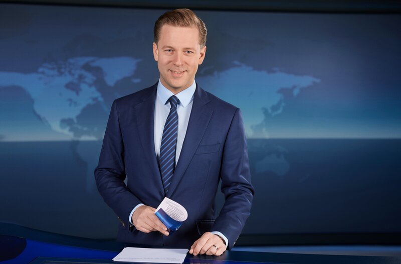 von links: Dr. Philipp Brentano (Thomas Koch), Oskar Brentano (Leonard Scholz), Arzu Ritter (Arzu Bazman), Max Brentano (Moritz Franz Pötzsch). – Bild: NDR/​Hendrik Lüders /​ NDR Presse und Information