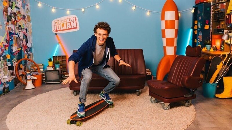 Checker Julian in seiner Homebase. – Bild: BR/​Hans-Florian Hopfner /​ kika-presse.de