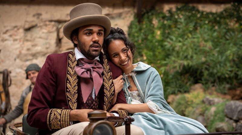 Prinzessin Sophia (Kristin Alia Hunold) und ihr Bruder Berthold (Langston Uibel) verlassen das Schloss. Weiteres Bildmaterial finden Sie unter www.br-foto.de. – Bild: BR/​TV60Filmproduktion GmbH/​Martin Rattini