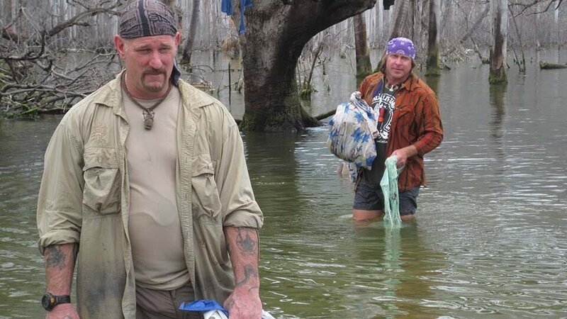 Dave Canterbury and Cody Lundin gathering supplies in Dominican Republic. – Bild: Discovery Communications /​ Jessica Cabrera