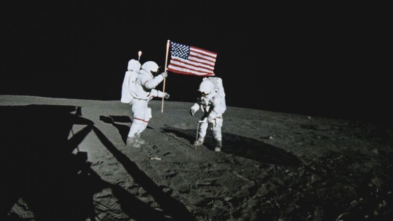 Proben vom Mondgestein zeigen: Mond und Erde haben fast identische Werte sogenannter Sauerstoff-Isotopen. – Bild: ZDF