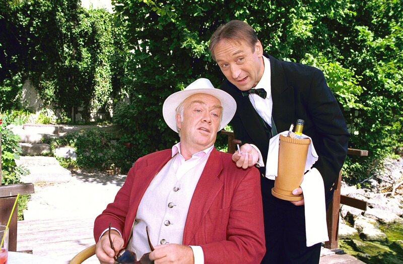 „Schlosshotel Orth“, „Eine Frage der Zeit.“ Am Traunsee will Justus Schrevemann die Liebe seines Sohnes Jan zurückgewinnen. Aber Jan kann seinem Vater die verlorene Kindheit nicht so leicht verzeihen. Der Frieden in Gmunden wird durch den geplanten Bau eines Kongresshotels gestört. Felix und Fanny vermuten, dass das Projekt durch Manipulation im Grundbuch ermöglicht wurde. Sie setzen alles daran, das nachzuweisen – und stoßen auf erheblichen Widerstand. Im Bild (v.li.): Martin Lüttge (Justus Schrevemann), Karl Menrad (Albert). – Bild: ORF