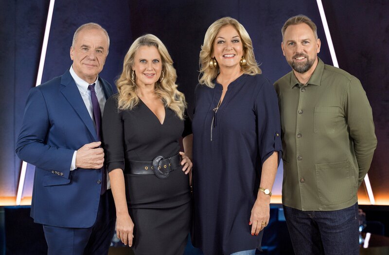NORDDEUTSCHER RUNDFUNK „NDR Talk Show“: Bettina Tietjens neuer Partner heißt Steven Gätjen. Steven Gätjen (r.) gehört künftig mit Hubertus Meyer-Burckhardt, Barbara Schöneberger und Bettina Tietjen (v.l.) zum Moderator*innen-Team der „NDR Talk Show“. – Bild: NDR/​Thomas Kierok /​ NDR Presse und Information