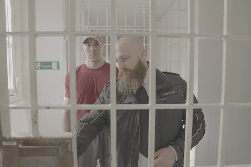Yassin (l.) hat sich vom radikalen Islam abgewandt, weiß aber von der Agitation hinter Gittern zu erzählen. – Bild: ZDF und i & u