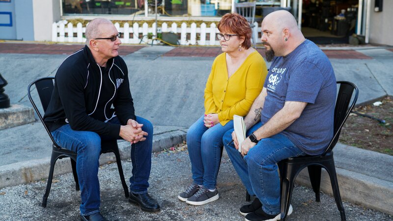 Chef Robert Irvine talks with Jessica Webb, owner of Grumpy’s Diner, and Justin, son of Jessica/​cook at the restaurant, outside of Grumpy’s Diner in Madison, FL. – Bild: Warner Bros. Discovery