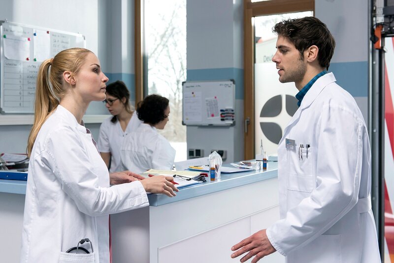 Julia Berger (Mirka Pigulla, l.); Dr. Ahrend (Roy Peter Link, r.) – Bild: ARD/​Jens-Ulrich Koch