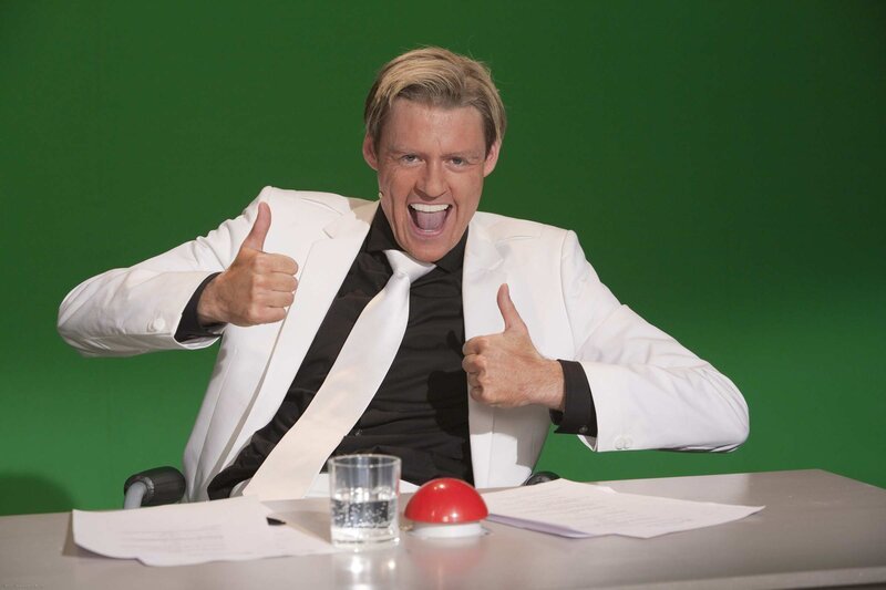 Top oder Flopp: Dieter Bohlen (Max Giermann) muss sich entscheiden ... – Bild: ProSieben